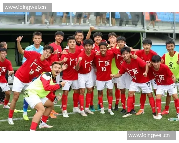 恒大足校三人谈徐彬:是年轻球员的榜样,要向他学习 恒大足校三人谈徐彬:是年轻球员的榜样,要向他学习